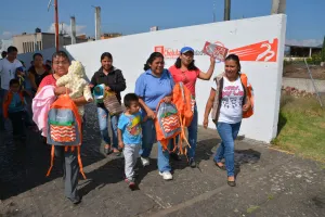 Miles de alumnos en Cholula inician clases con mochila y útiles nuevos