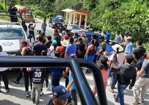 Protesta por decomiso de camioneta en Zempoala