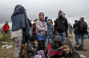 Austria y Alemania abren fronteras a migrantes; esperan más de 15 mil