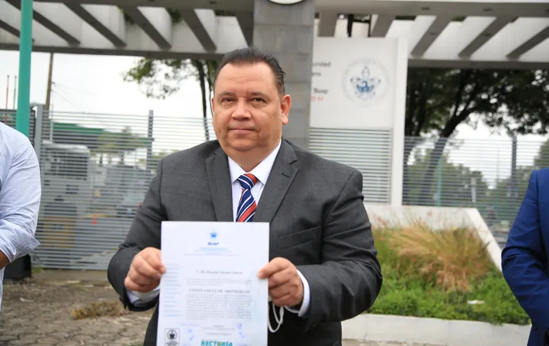 Ricardo Paredes se registra para rector