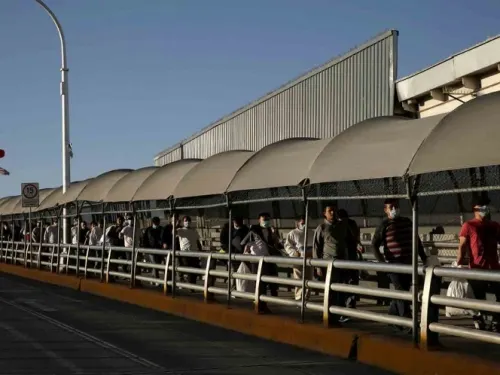 EU prorroga un mes restricción de viajes no esenciales a México
