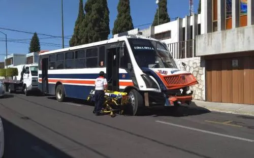 Choque del transporte público deja una persona herida en Huexotitla