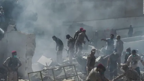 Un avión con 107 personas a bordo se estrelló en una zona residencial de Pakistán