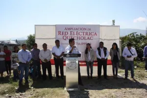 Néstor Camarillo amplía la red eléctrica de Quecholac