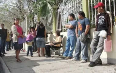 Preeinscripciones genera largas filas en escuelas de Puebla