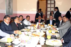 Analizan diputados y secretario de salud estrategia estatal para la reducción de la muerte materna e