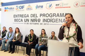 SEDIF entrega apoyos a menores indígenas de Santa María Coyomeapan