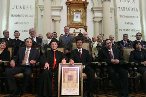 Entrega ayuntamiento copia de Cédula Real a Bechara Boutros Rahi