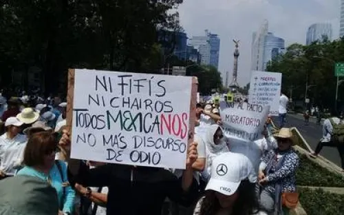 Ni fifís, ni chairos, todos mexicanos: marchan contra AMLO