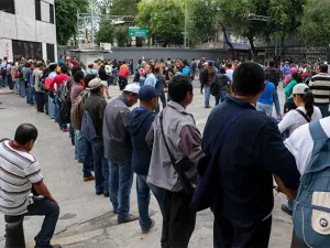 Comisión de maestros CNTE dialogan en la Segob federal