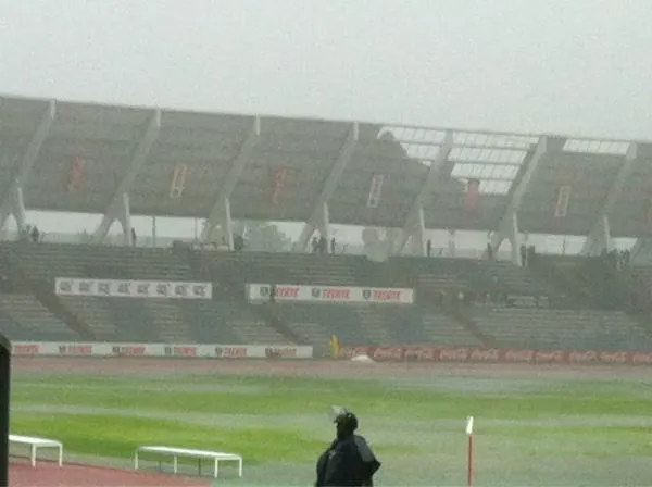 Caen plafones en Estadio Universitario BUAP por tormenta