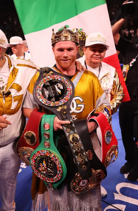 El “Canelo” Álvarez, se convirtió en el primer latino campeón indiscutido de los supermedianos