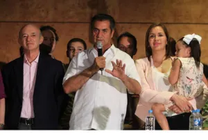Proclama El Bronco triunfo en NL