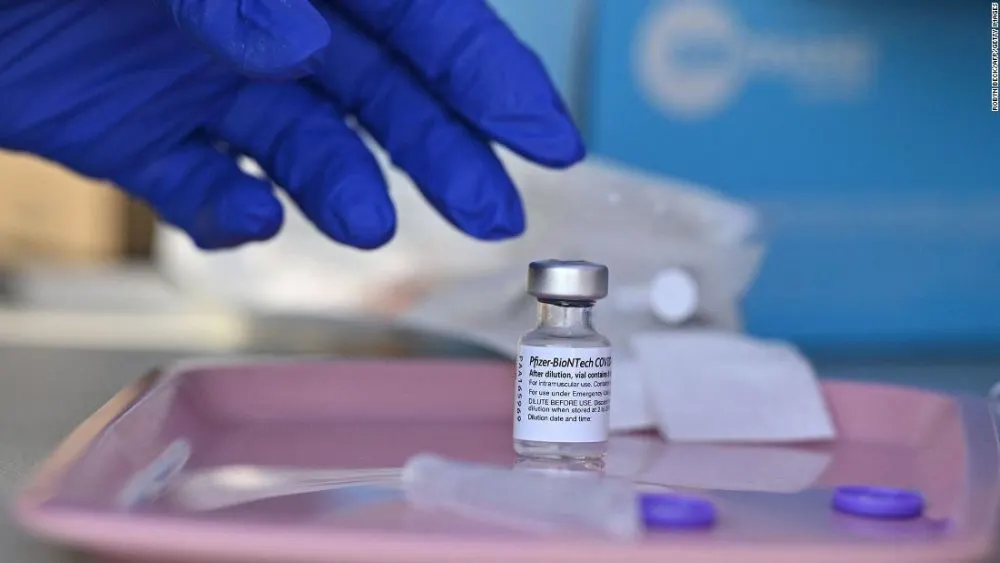 La FDA autoriza refuerzo de las vacunas contra el covid-19  para todos los adultos