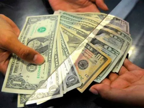 Se vende el dólar en $17.60 en promedio en casas de cambio del AICM