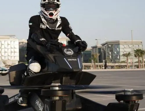 La Policía de Dubái se entrena para cuidar las calles sobre motoras voladoras