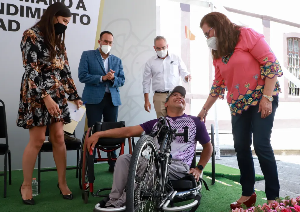 Entregan SEDIF y Salud bicicletas de mano a deportistas de alto rendimiento con discapacidad