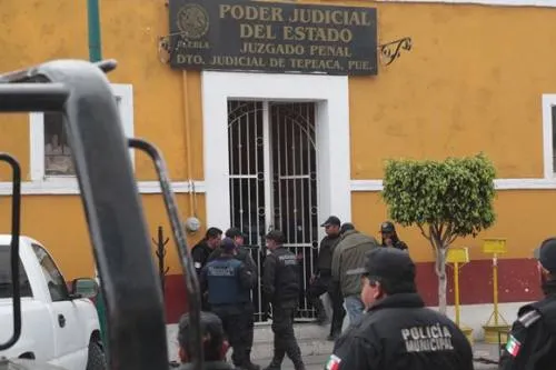 Detenidos director del penal de Tepeaca, custodios y jefa de seguridad