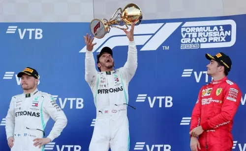 Hamilton para racha de Ferrari; ‘Checo’ acaba séptimo