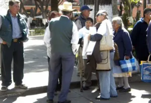 Braceros exigen compensación pactada en 2010; amagan con cerrar casetas