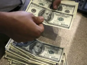 Dólar, a la venta en 18.43 pesos en el aeropuerto capitalino