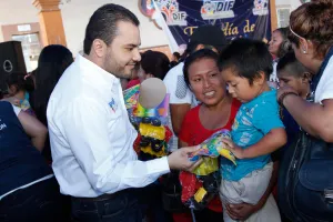 Festeja SEDIF Día de Reyes con la entrega de más de 97 mil juguetes