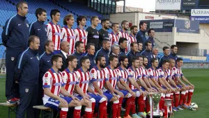 Raúl Jiménez se toma foto oficial con el Atlético de Madrid