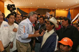 Tony Gali escucha a los campesinos; va por seguro para cosechas