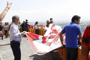 Inconformes con Parque Intermunicipal cuelgan manta en iglesia de Cholula