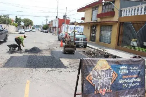 Ayuntamiento continúa con labores de bacheo