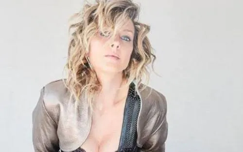 Fey posa semidesnuda en la cama con sexy lencería (FOTO)