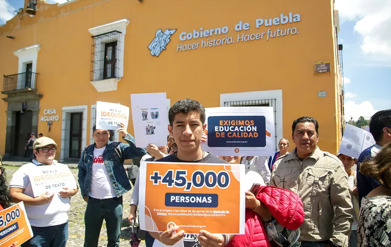 manif-libros-texto-gratuitos-frente-nacional-por-la-familia-casa-aguayo