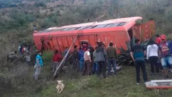 Autobús cae en barranco en Perú; hay 11 muertos
