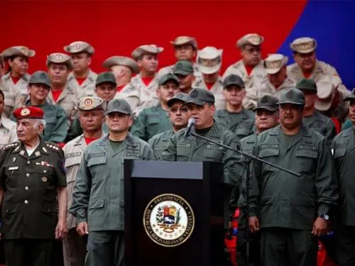 Militares ratifican apoyo a Maduro