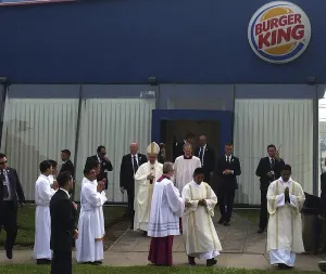 Convierte Papa un Burger King en sacristía para oficiar misa