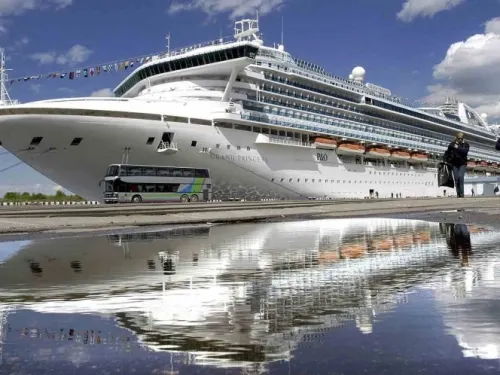 Retienen crucero con miles de pasajeros en California por coronavirus