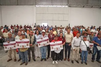 Ayuntamiento de Cuautlancingo entrega fertilizante y semilla de maíz a productores para fortalecer el campo