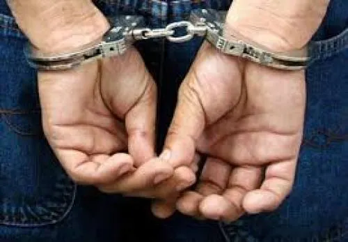 Detienen a hombre por hacer detonaciones en la vía pública