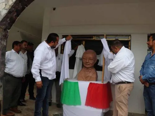 Busto de Benito Juárez en municipio de SLP desata burlas y críticas