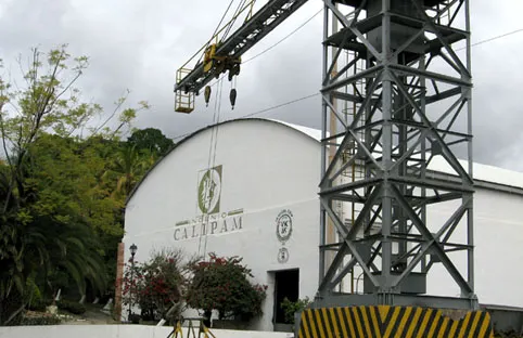 Cañeros cierran ingenio de Calipan por deuda de 20 mdp
