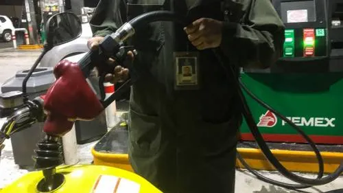Impuestos hacen más cara la gasolina en México que en EU y Guatemala