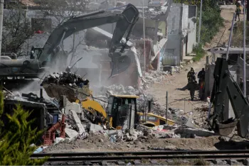 Avanza la demolición de casas en zona cero de Xochimehuacan