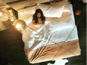 Salma Hayek comparte foto desde su cama