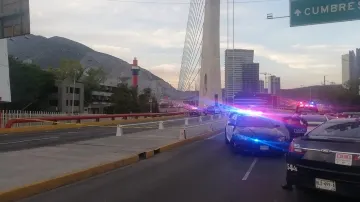 Sujeto muere tras lanzarse desde parte alta del Metro en Nuevo León