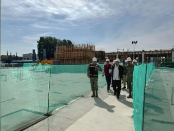 A la callada, López Obrador revisó los avances del Hospital de San Alejandro