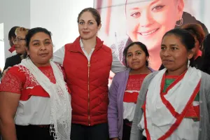 Reconoce Isabel Allende trabajo de mujeres poblanas