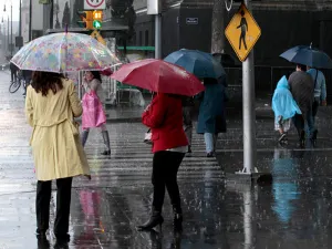 Persisten lluvias de fuertes a intensas en el sureste del país