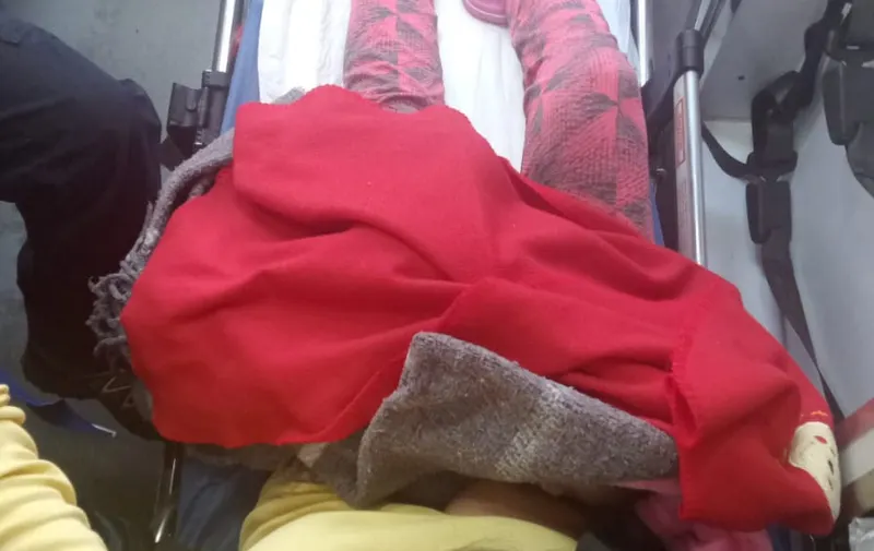 Mujer da a luz en vía pública
