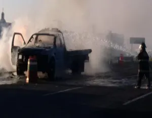 Bomberos sofocaron incendio de vehículo en Periférico