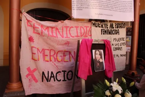 Colocan altar en la BUAP y exigen justicia para Ingrid Escamilla